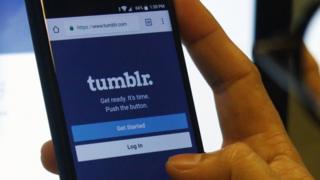 Пользователь получает доступ к учетной записи Tumblr на смартфоне