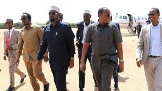 Axmed Maxamed Islaam, Madaxweynaha Jubbaland oo ay garab socdaan koox wasiiro ah, uuna dabo socdo guddoomiyaha baarlamaanka Jubbaland