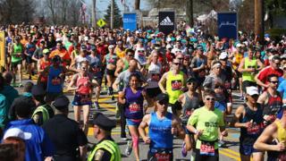 Общий вид бегунов первой волны - старт 120-го Бостонского марафона 18 апреля 2016 года в Хопкинтоне, штат Массачусетс