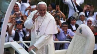 Папа Фрэнсис машет толпам в Лиме, ??Перу. Фото: 18 января 2018 года