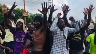 Abigaragambya mu gace gakennye ka Harare barasaba leta kwegura kubera ko yananiwe gukemura ibibazo byabo.