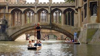 people-punting-in-cambridge.