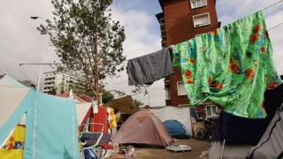 Plusieurs familles, avec des enfants, vivent dans des conditions précaires à Porte d'Aubervilliers.