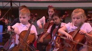Niños tocando