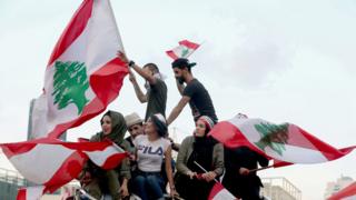 تظاهرکنندگان به وضعیت اقتصادی و گستردگی فساد در دولت اعتراض دارند