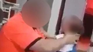 مقطع فيديو مصور يظهر تعنيف شخص لطفلته الرضيعة يشعل مواقع التواصل الاجتماعي والأب يبرر والمغردون يطالبون بإنزال أقسى العقوبات عليه.