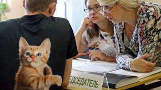 Избиратель на участке в майке с котиком