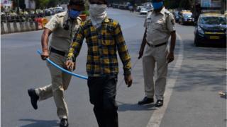 ভারতে যারা লকডাউন অমান্য করে রাস্তায় নেমে আসছে তাদের উপর বলপ্রয়োগ করতে দেখা যাচ্ছে আইনশৃঙ্খলা রক্ষাকারী বাহিনীকে।