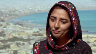 ګوادر کې د خلکو ژوند، د اقتصادي او سوداګريز ارزښت په اړه یې خبرې ډېرې کېږي، موږ له يوې نجلۍ اورو چې د خلکو د ژوند په اړه يې ويډيوګانې جوړوي.