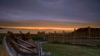 Un bote en un atardecer en L'Anse Aux Meadows