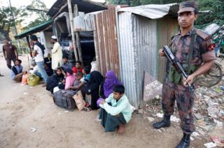 Полицейский стоит на страже после того, как поймали мусульман-рохинджей, незаконно пересекающих контрольно-пропускной пункт на Кокс-Базар, Бангладеш, 21 ноября 2016 г.