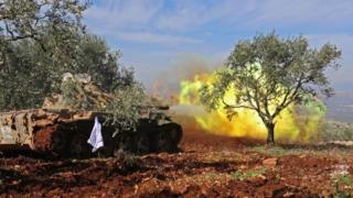Tank of Turkish-backed rebels fires towards Kurdish fighters in Afrin (19/02/18