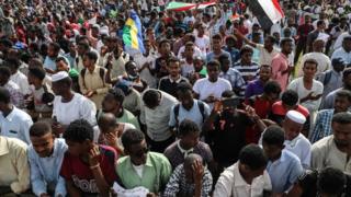 Des manifestants commémorent les massacres de dizaines de personnes tuées le 3 juin 2019, lors de la répression d'une manifestation à Khartoum.