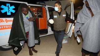 Des rescapés du naufrage conduits à la base navale de Zuwara.