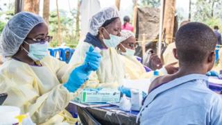 Un homme se fait vacciner contre la fièvre Ebola à Butembo, en République démocratique du Congo, pays voisin de la Tanzanie.