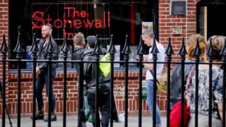 Посетители собираются возле Stonewall Inn в Нью-Йорке. Фото: май 2016 г.