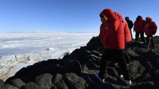 Imagem mostra equipe do centro de pesquisa científica McMurdo, na Antártida