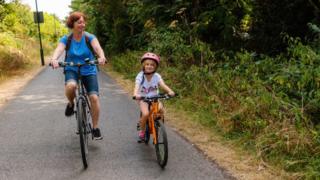 Женщина и ребенок на велосипедной дорожке