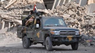 Сирийские проправительственные силы патрулируют восточный город Дейр-эз-Зур 4 ноября 2017 года