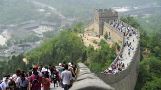 Туристы на участке Великой китайской стены на окраине Пекина