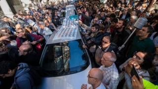 Протестующие окружили полицейский автомобиль во время обысков в министерстве экономики в Барселоне