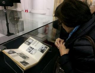 Mujer observa uno de los documentos desclasificados por la Policía de Investigaciones sobre una red de espionaje de la Alemania nazi en Chile. Santiago, el 22 de junio de 2017.