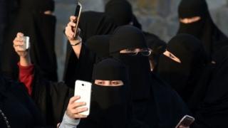 'Yan Saudiyya na amfani da wayoyin zamani na komai da ruwan ka irinsu Iphone