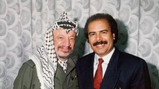 أنور العنسي (صحفي في بي بي سي) وياسر عرفات