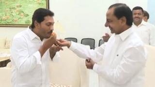 జగన్కు లడ్డూ తినిపిస్తున్న కేసీఆర్