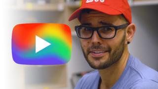 YouTube logo con colores de arco iris