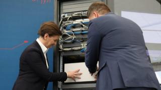 Premijerka Brnabić i direktor Kancelarije Jovanović simbolično polažu kamen temeljac u Kragujevcu