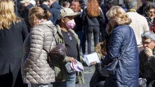 Vendedor irregular de máscaras em Roma na terça-feira
