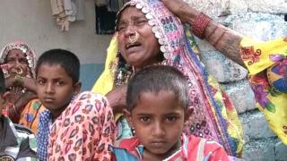 मदभाई तांड्यावरील शोकाकुल कुटुंब