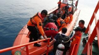 Водолази та рятувальники на гумовому човні в морі