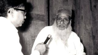 আর্কাইভ ফটো: মওলানা ভাসানীর সাক্ষাৎকার নিচ্ছেন বিবিসি বাংলার সিরাজুর রহমান।
