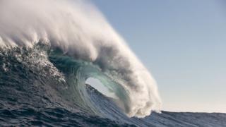 Una ola fotografiada en Hawai en 2017.