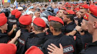 Поліція протистолїть протестувальникам