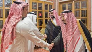 استقبل الملك سلمان سهل بن أحمد خاشقجي وصلاح بن جمال خاشقجي بحضور ولي العهد محمد بن سلمان