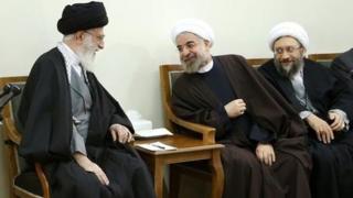 از راست صادق لاریجانی، حسن روحانی و آیت الله علی خامنهای