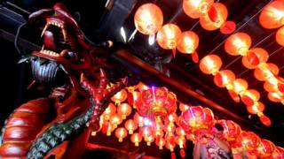 Pengurus vihara memasang lampion di Vihara Dhanagun di Bogor