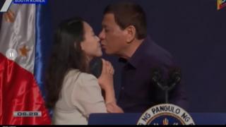 Duterte embrasse une femme mariée en public