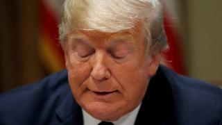 Presiden Donald Trump membacakan pernyatana tertulis tentang KTT dengan Presiden Putin.