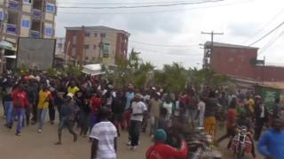 Les forces de sécurité ont tiré des gaz lacrymogènes et des balles réelles contre des manifestants anti-gouvernementaux, qui accusent les autorités de marginaliser les régions anglophones.