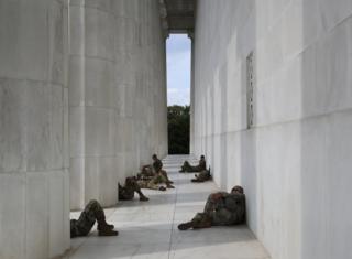 Mitglieder der Nationalgarde machen am Lincoln Memorial eine Pause von der Hitze, während Demonstranten am 6. Juni 2020 in Washington, DC, gegen Polizeibrutalität und Rassismus demonstrieren