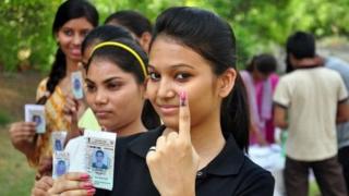 வாக்கு பதிவு செய்த பெண்கள்