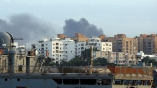 Дым поднимается над столицей Ливии Триполи после столкновений 26 мая 2017 года
