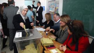 الأتراك يصوتون في استفتاء على تغيير نظام الحكم من البرلماني إلى الرئاسي