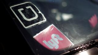 Лобовое стекло автомобилс я с наклейкой Uber