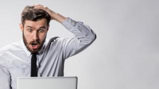 hombre joven usando computadora