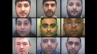 Rhes uchaf, chwith i'r dde: Waseem Riaz, Imtiaz Ali, Mohammed Aftab Boota; Rhes ganol, chwith i'r dde: Shazia Ahmed, Wasim Ali, Zawed Malik; Rhes waelod, chwith i'r dde: Paul Thomas, Mohammed Sajjad, Umar Arif